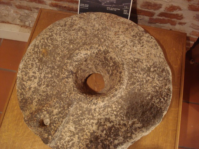 Fichier:Albi musée Laperouse meule.jpg