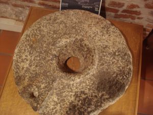 Albi musée Laperouse meule.jpg